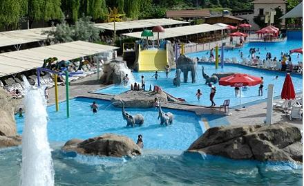 jrashxarh-water-world-aquapark-yerevan-openair-pool