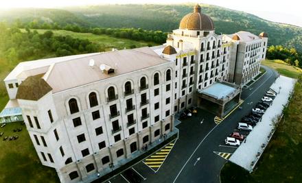 golden-palace-hotel-taghkadzor-breakfast-pool