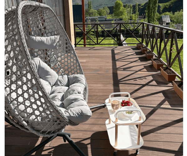 hyuratun-arzakan-aghveran-riviera-art-guest-house
