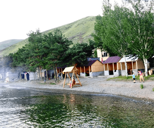 беседки-на-берегу-озера-севан-со-скидкой