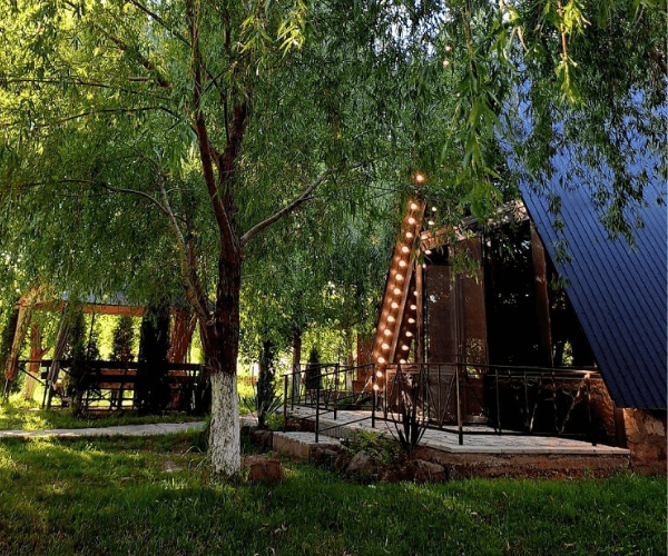 loxavazanov-hyuratun-qotej-oshakanum-gream-garden