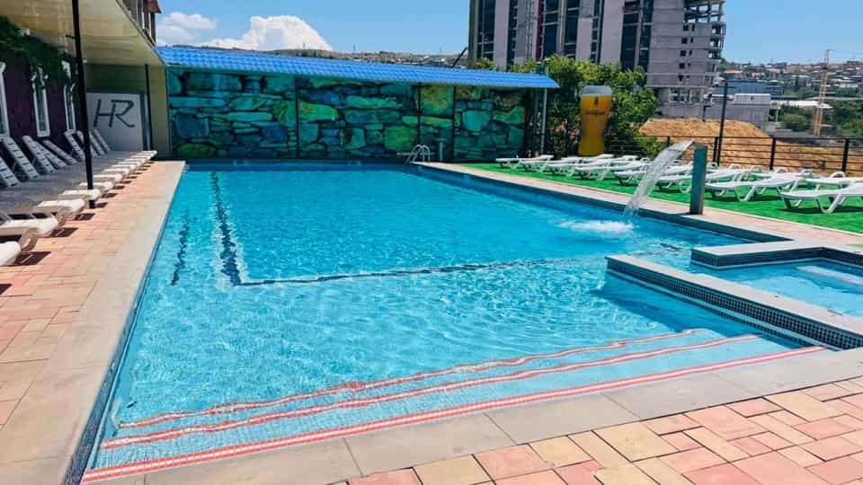 swimming-pool-yerevan-nork-marash-canyon-hills