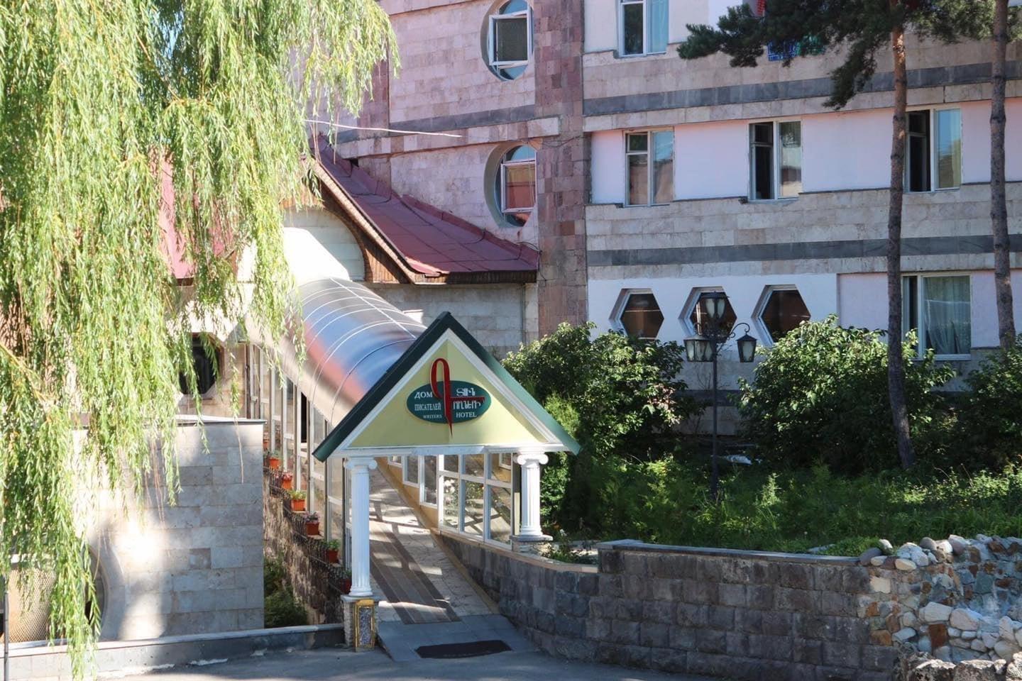 groxneri-tun-writers-hotel-tsaghkadzor