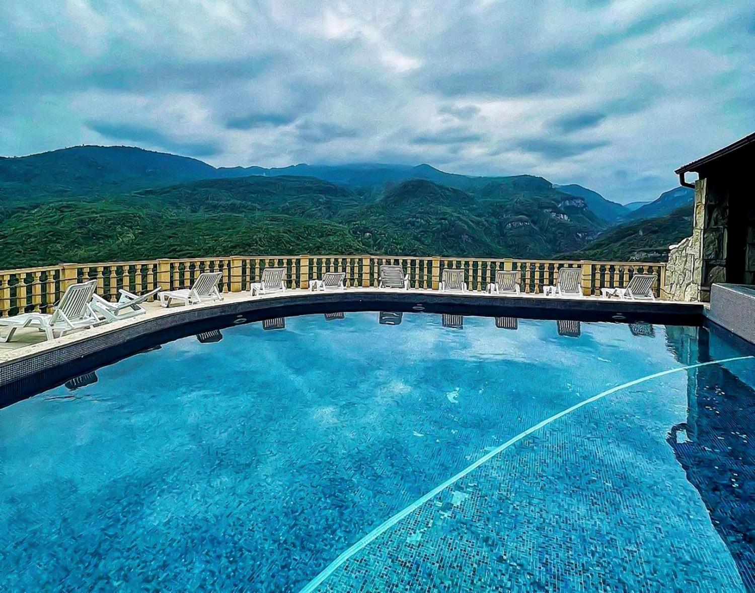 enokavan-lastiver-resort-pool-sauna