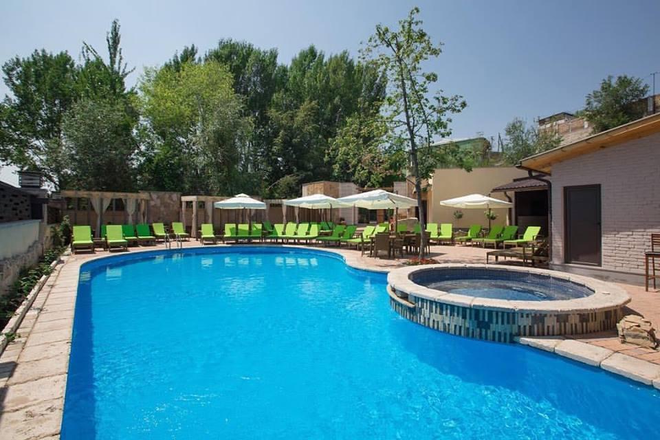 loxavazan-paradise-pool-yerevan