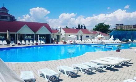 loxavazan-vahakni-pool-and-bar