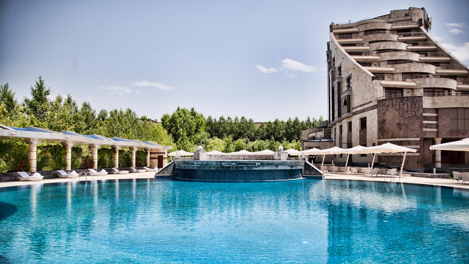 loxavazan-multi-grand-pool-summer