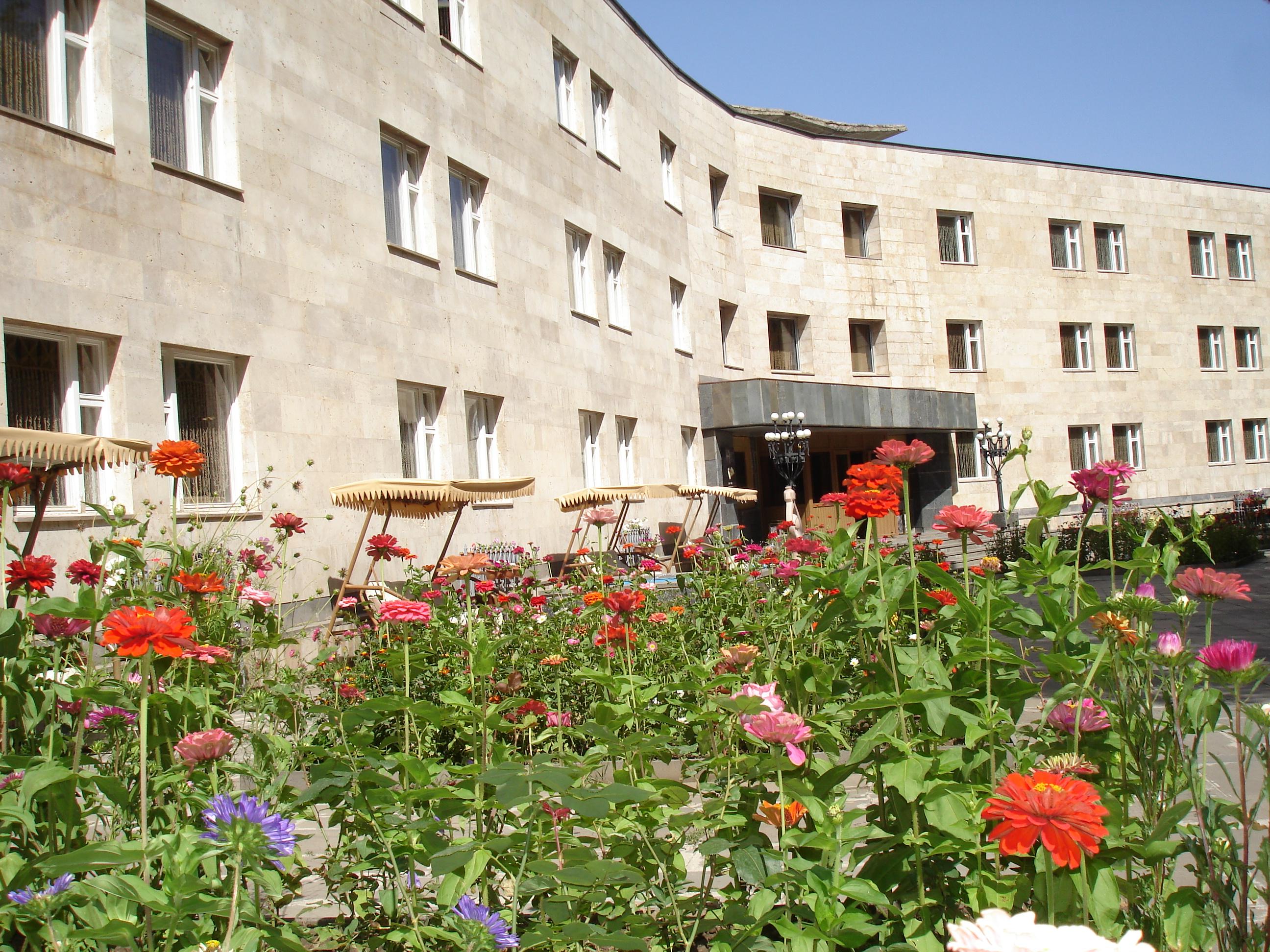 writershotel-groxneri-tun-tsaghkadzor
