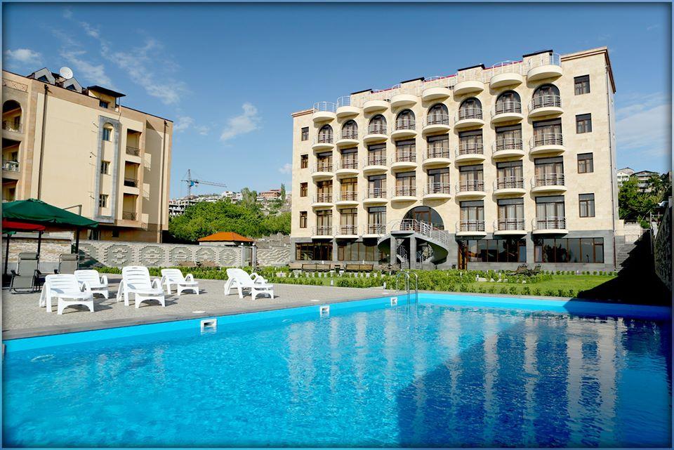 loxavazan-nare-hotel-pool-yerevan