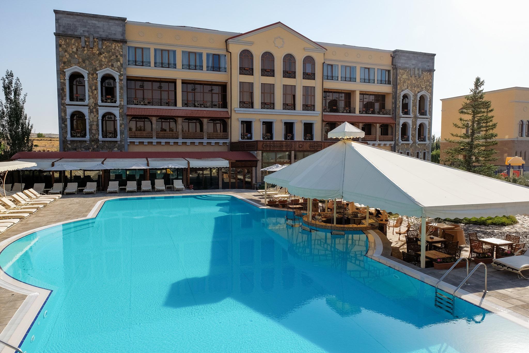 loxavazan-caucasus-hotel-pool