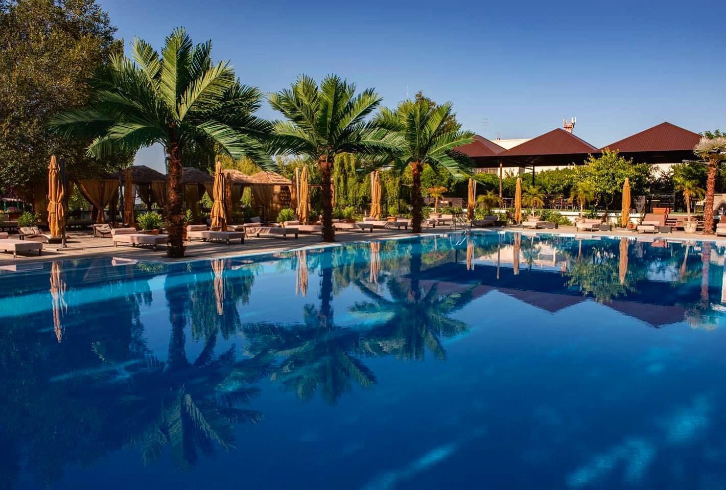 loxavazan-pool-cross-resort