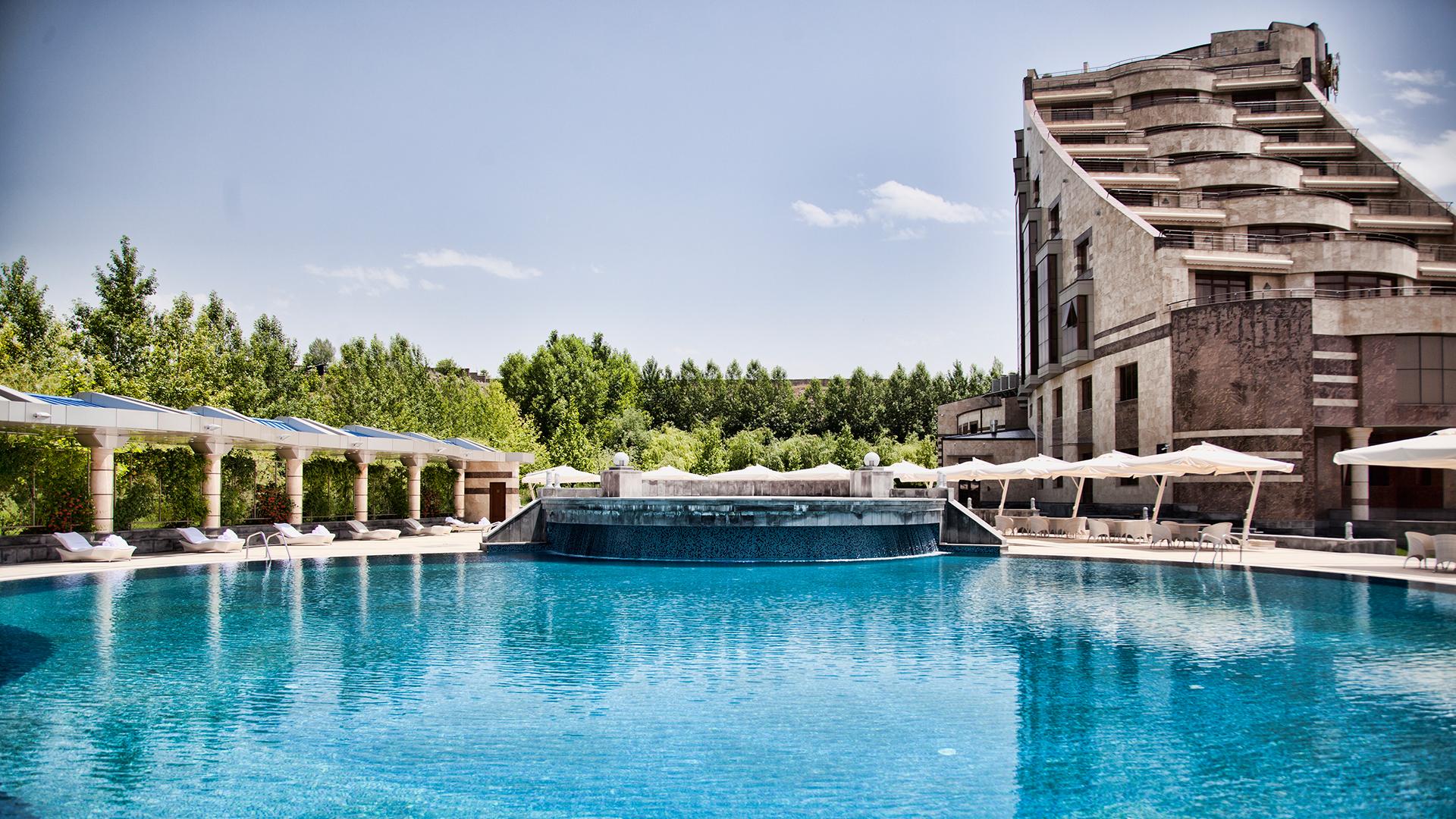 multi-grand-pharaon-hotel-yerevan-open-outdoor-swimming-pool