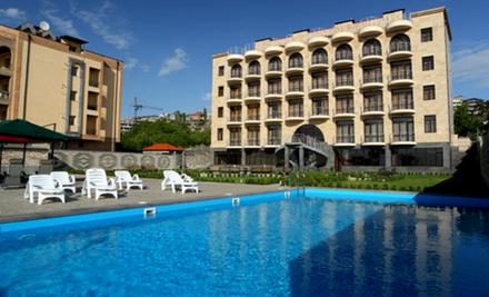 loxavazan-open-pool-biliard-conference-hall-nare-hotel
